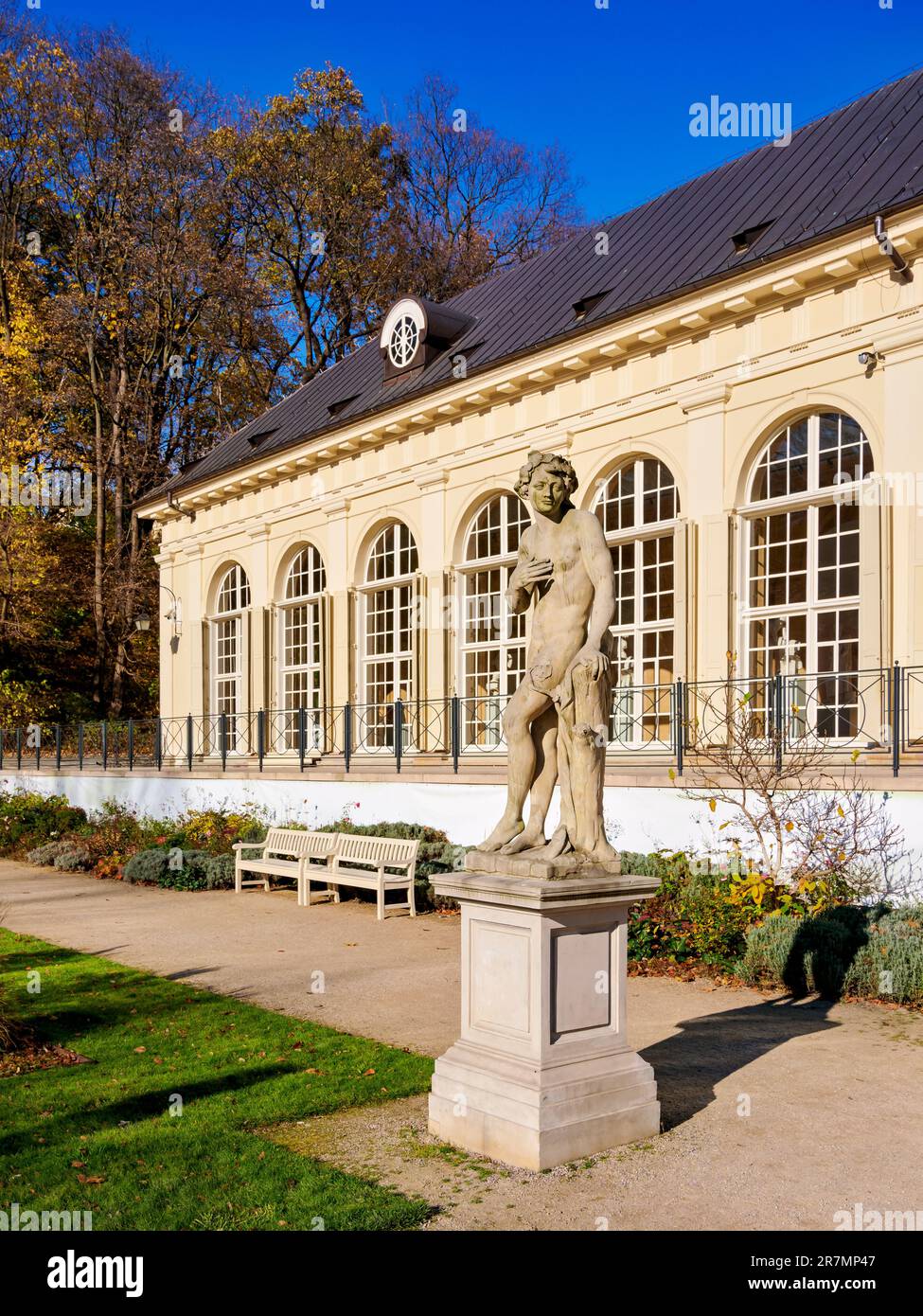 Apollo-Skulptur vor der Alten Orangerie, Lazienki-Park oder Royal Baths Park, Warschau, Masowisches Woiwodschaft, Polen Stockfoto