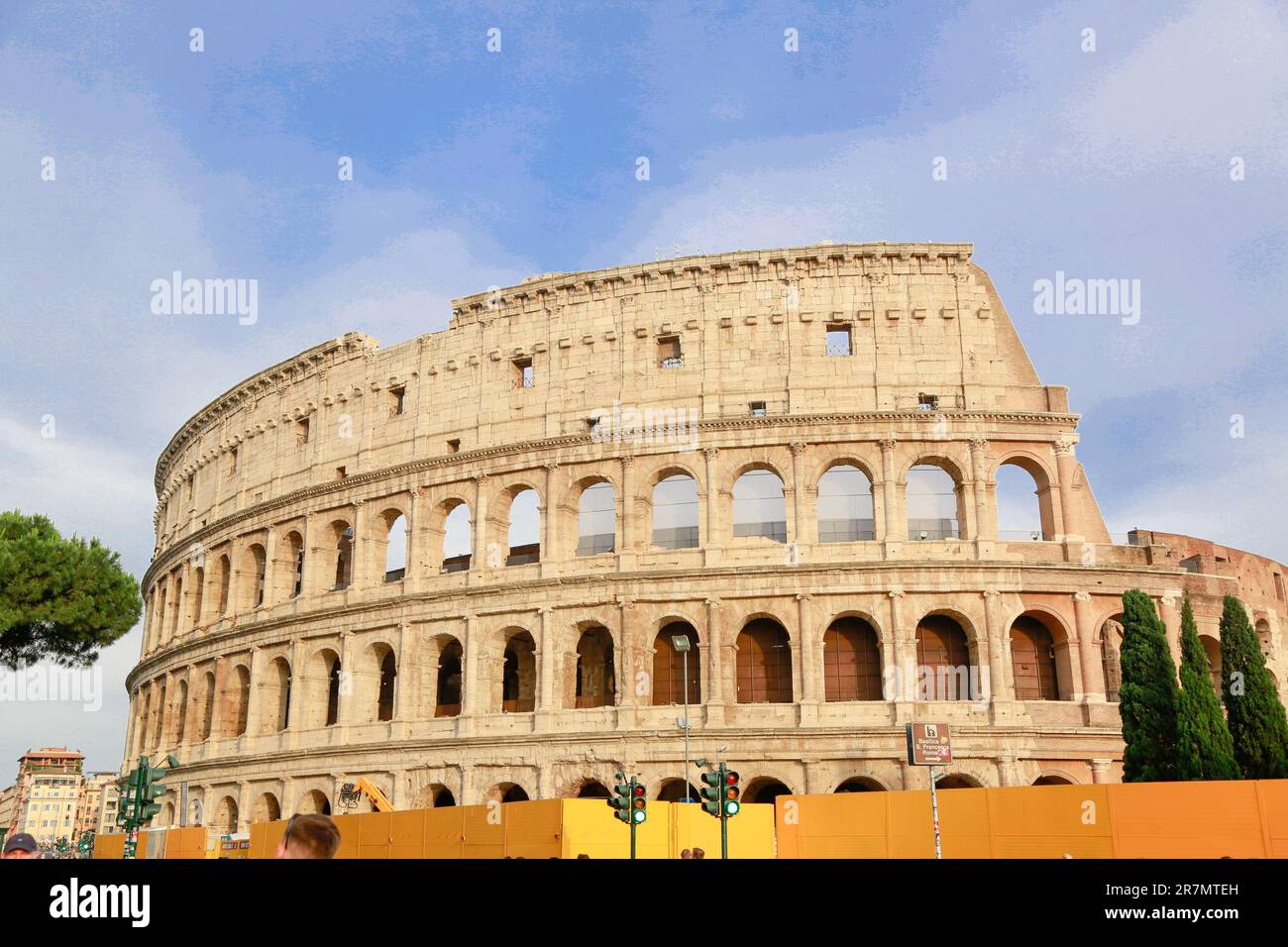 Das Kolosseum und der Konstantinsbogen von der Via dei Fori Imperiali, im Stadtzentrum von Rom, Italien Stockfoto