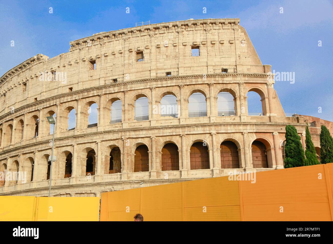 Das Kolosseum und der Konstantinsbogen von der Via dei Fori Imperiali, im Stadtzentrum von Rom, Italien Stockfoto