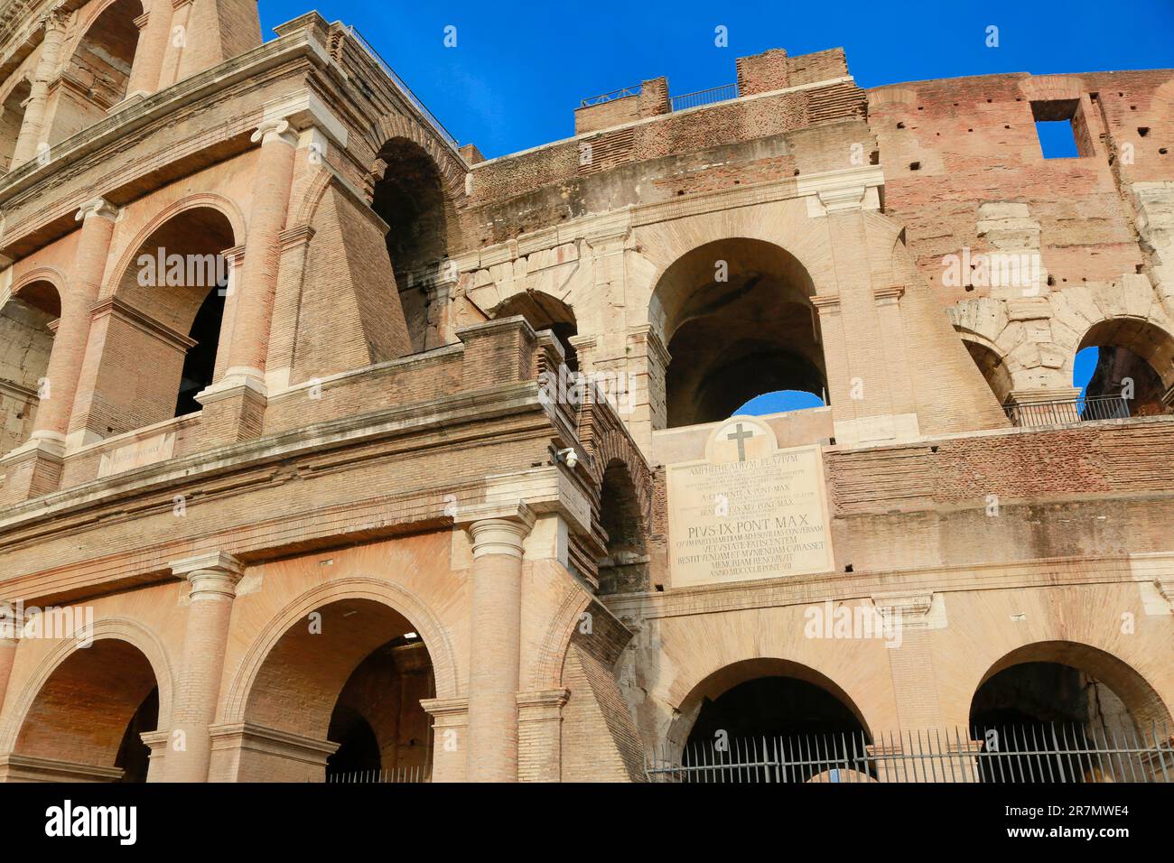 Das Kolosseum und der Konstantinsbogen von der Via dei Fori Imperiali, im Stadtzentrum von Rom, Italien Stockfoto