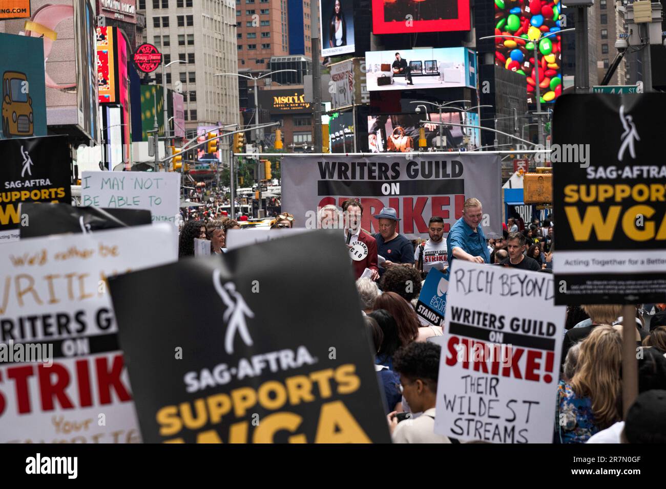 New York, New York, USA. 15. Juni 2023. Der Streik der Writers Guild Association begann in der siebten Woche und hielt eine Aufführung und Kundgebung am Times Square ab. Die Gewerkschaftsmitglieder fordern einen fairen Vertrag mit besserer Bezahlung, besseren Arbeitsbedingungen und begrenzten schriftlichen KI-Inhalten. (Kreditbild: © Laura Brett/ZUMA Press Wire) NUR REDAKTIONELLE VERWENDUNG! Nicht für den kommerziellen GEBRAUCH! Stockfoto