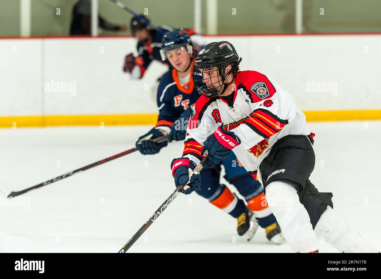 Das Hockey des BFit Heroes Cup ist eine Veranstaltung, bei der Ersthelfer und Militärangehörige zusammenkommen, um Geld für viele verschiedene Wohltätigkeitsorganisationen zu sammeln. Stockfoto