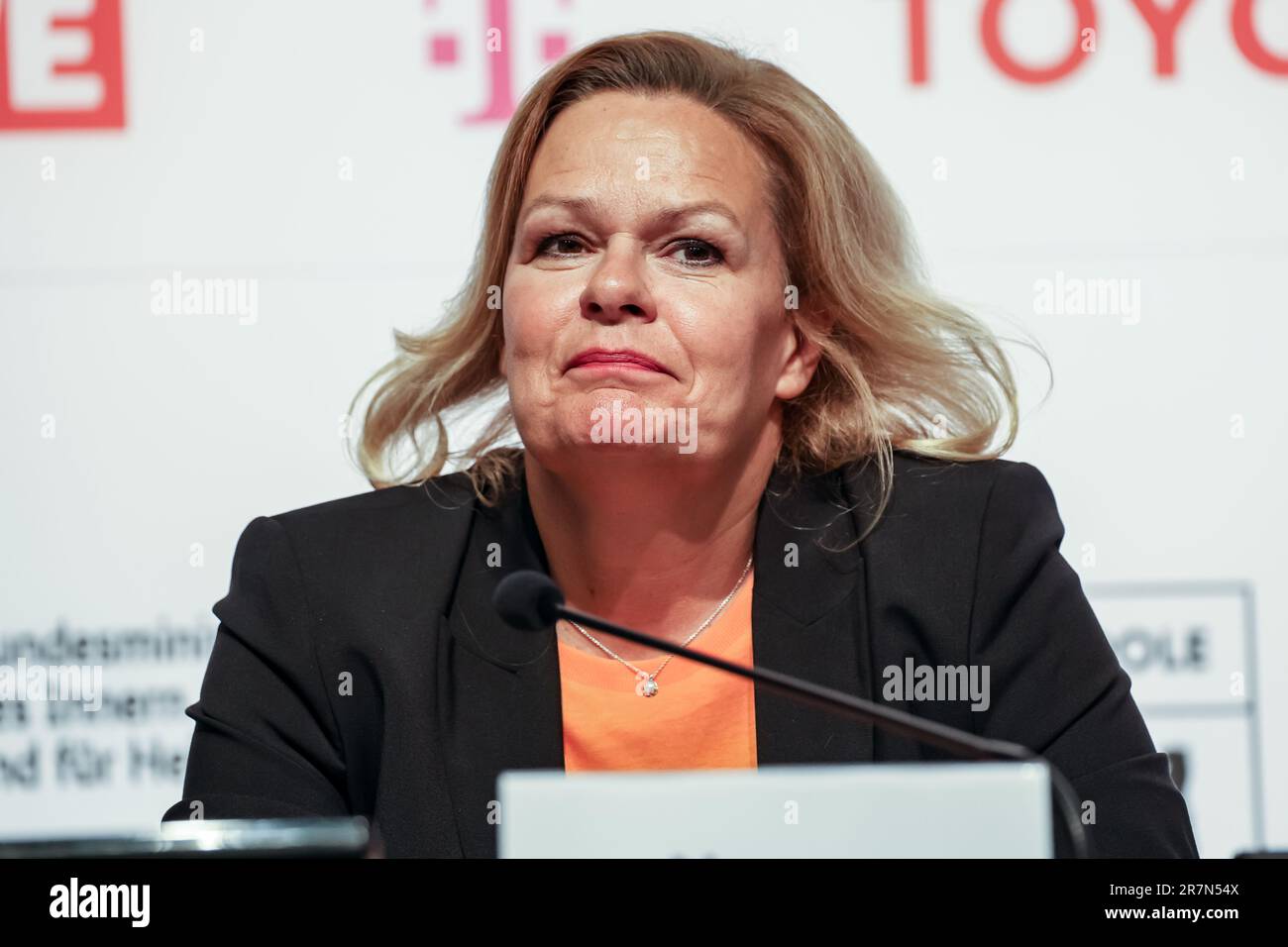 Berlin, Deutschland. 16. Juni 2023. Nancy Faeser, Bundesministerin für Inneres und Inneres Deutschlands, nimmt an der Eröffnungs-Pressekonferenz im Konferenzzentrum Messe Berlin Teil. Die Special Olympics Summer World Games beginnen am 17. Juni in Berlin. An den Berliner Spielen 2023 werden 7000 Lernbehinderte aus 190 Ländern teilnehmen. Es ist das größte Sportereignis des Jahres 2023. Kredit: SOPA Images Limited/Alamy Live News Stockfoto