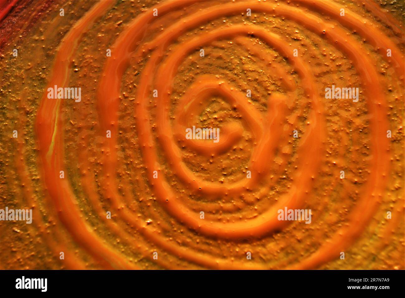 Wirbel mit orangefarbener Acrylfarbe. Abstrakter Hintergrund. Stockfoto