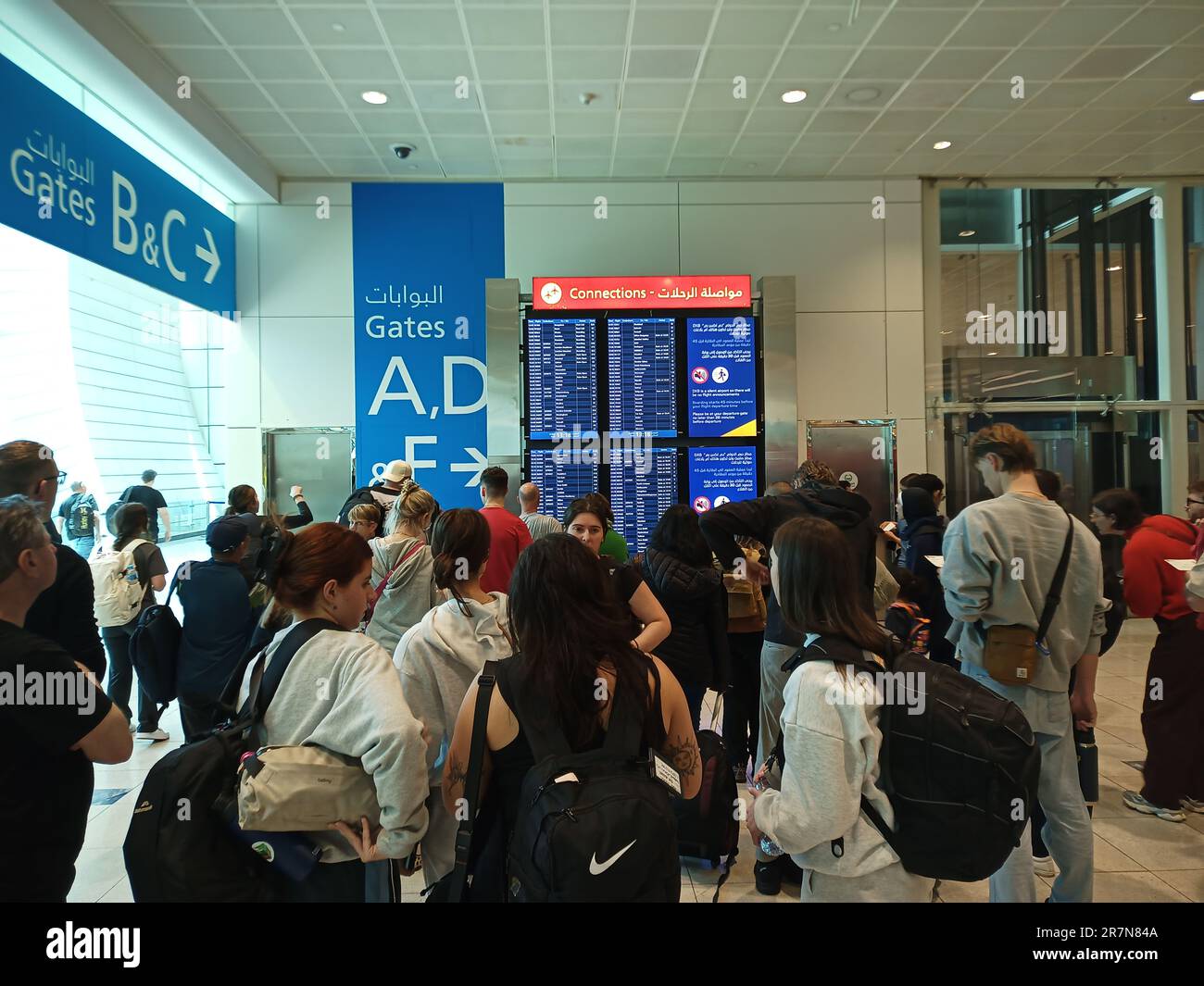 dubai internationaler Flughafentransfer, Dubai Flughafen, Flughafentransfer, Passagiere im Transit, Anschlussflug, asiatischer Passagier, VAE, Einkaufen im dubai Flughafen Stockfoto