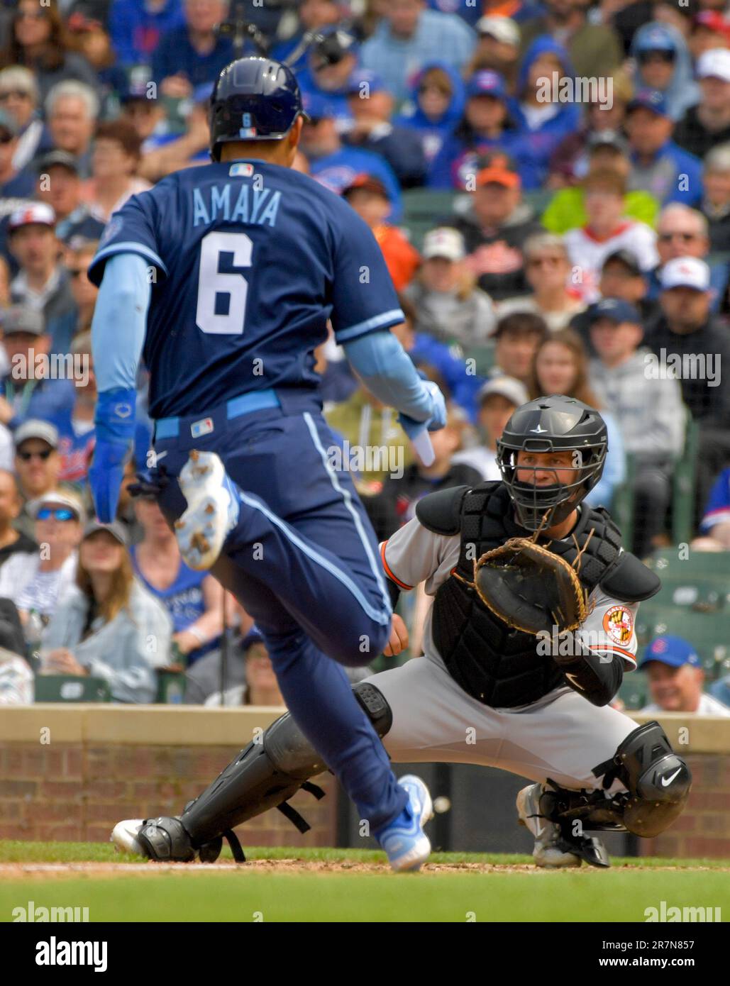 Chicago, Usa. 16. Juni 2023. Baltimore Orioles Catcher Adley Rutschman (35) tritt am Freitag, den 16. Juni 2023, beim sechsten Inning im Wrigley Field in Chicago auf dem Nummernschild der Chicago Cubs Miguel Amaya (6) aus. Foto von Mark Black/UPI Credit: UPI/Alamy Live News Stockfoto