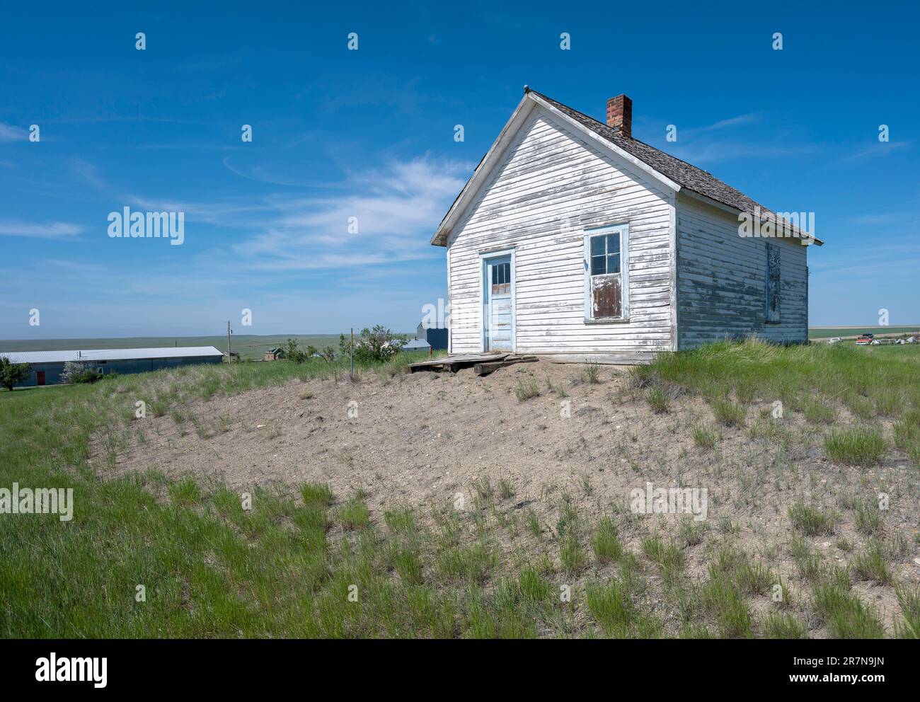 Verlassenes weißes Klappbrettgebäude in Galata, Montana, USA Stockfoto