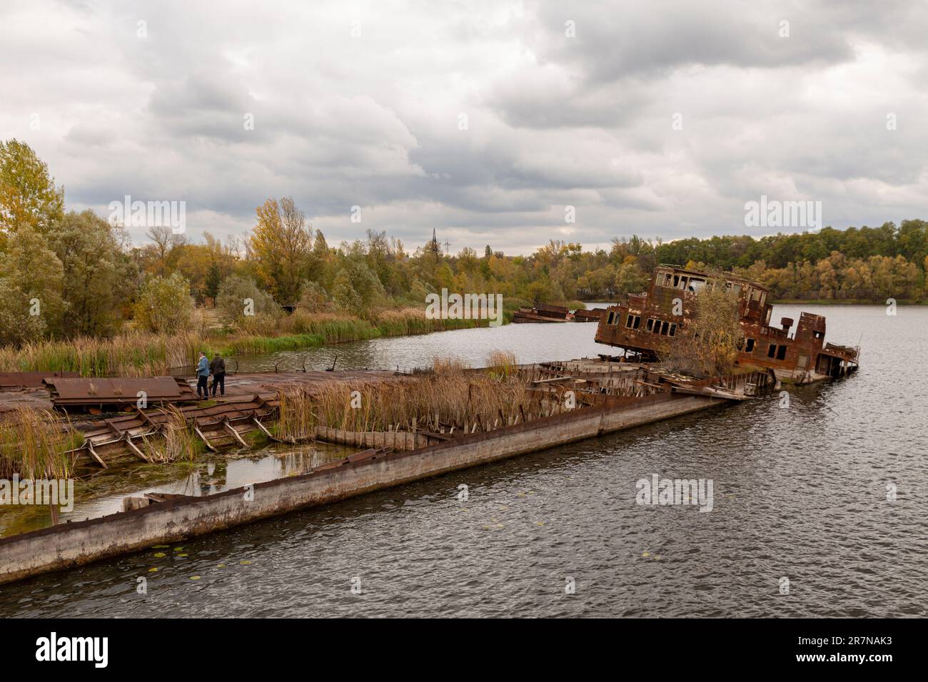 Ein verlassenes und gesunkenes Schiff im Hafen von Tschernobyl in
