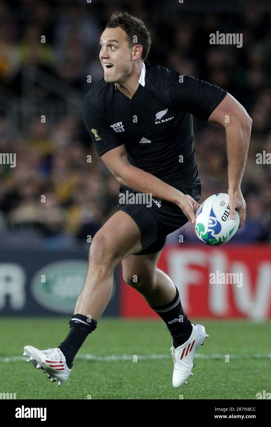 Neuseelands israelischer Dagg in Aktion gegen Australien während des zweiten Halbfinalspiels der Rugby-Weltmeisterschaft 2011, Eden Park, Auckland, Neuseeland, Sonntag, 16. Oktober 2011. Stockfoto