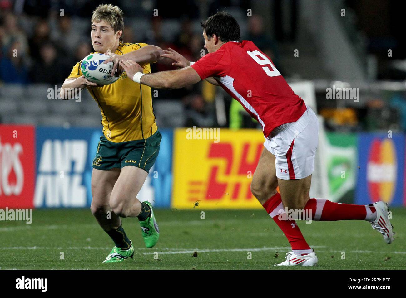 Australiens James O'Connor wird vom Wales Mike Phillips während des Endspiels der Rugby-Weltmeisterschaft 2011 herausgefordert, Eden Park, Auckland, Neuseeland, Freitag, 21. Oktober 2011. Stockfoto