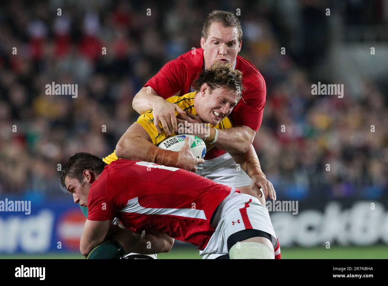 Australiens Scott Higginbotham wird während des Bronzefinalspiels der Rugby-Weltmeisterschaft 2011 von Wales Gethin Jenkins und Danny Lydiate angegriffen, Eden Park, Auckland, Neuseeland, 21. Oktober 2011. Stockfoto