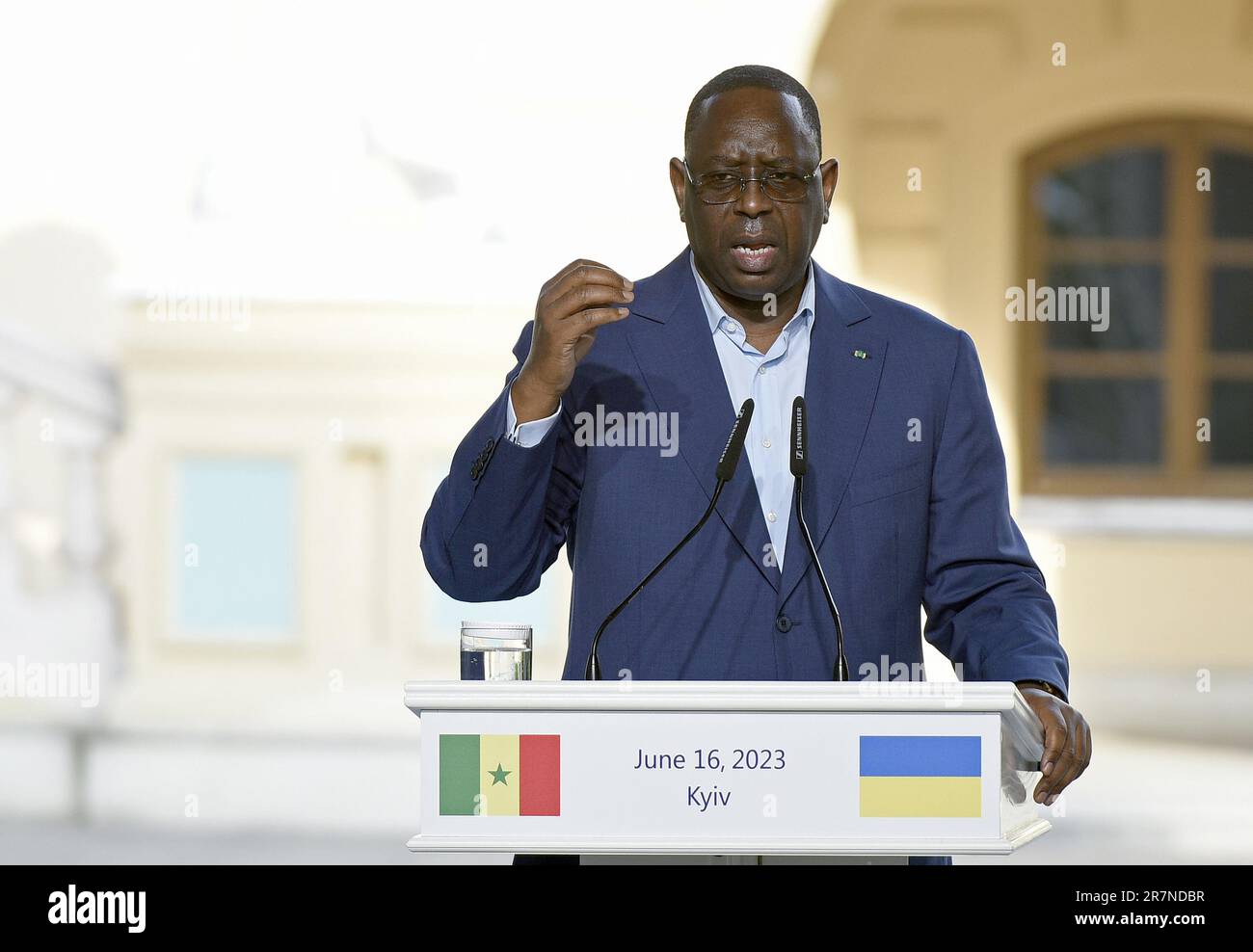 KIEW, UKRAINE - 16. JUNI 2023 - der Präsident von Senegal Macky Sall spricht auf einer gemeinsamen Pressekonferenz des ukrainischen Präsidenten Wolodymyr Zelenskyy mit afrikanischen Führern, Kiew, Hauptstadt der Ukraine. Stockfoto