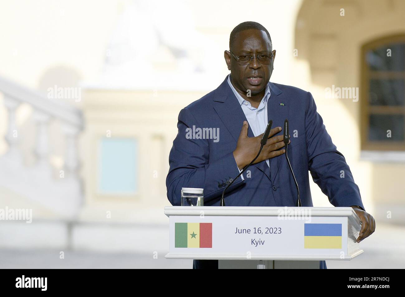 KIEW, UKRAINE - 16. JUNI 2023 - der Präsident von Senegal Macky Sall spricht auf einer gemeinsamen Pressekonferenz des ukrainischen Präsidenten Wolodymyr Zelenskyy mit afrikanischen Führern, Kiew, Hauptstadt der Ukraine. Stockfoto