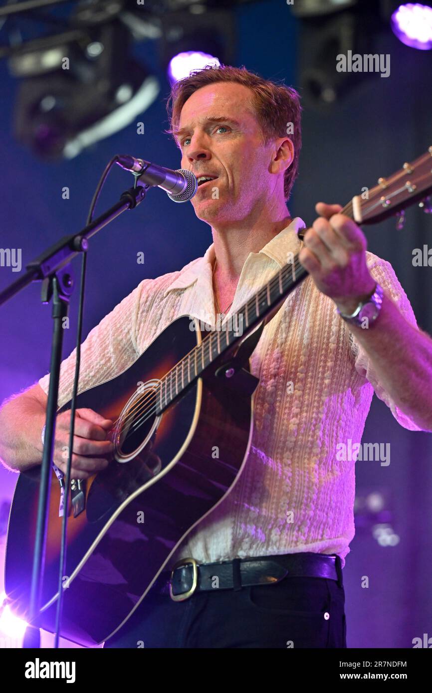 Eridge, Großbritannien. 16. Juni 2023. Eridge Park, Eridge, Kent, Großbritannien, am 16 2023. Juni. Schauspieler/Singer-Star Damian Lewis singen Songs aus seinem Debütalbum „Mission Creep“ am 16 2023. Juni auf der Ridge Tent Stage beim Black Deer Festival of Americana in Eridge Park, Eridge, Kent, Großbritannien. Kredit: Francis Knight/Alamy Live News Stockfoto