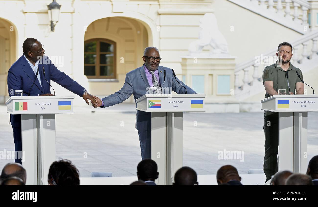 KIEW, UKRAINE - 16. JUNI 2023 - Präsident von Senegal Macky Sall, Präsident der Union der Komoren und Vorsitzender der Afrikanischen Union (AU) Azali Assoumani, Präsident der Ukraine Volodymyr Zelenskyy (L-R) werden bei einem gemeinsamen Treffen mit Medienvertretern Kiew, Hauptstadt der Ukraine, gesehen. Stockfoto
