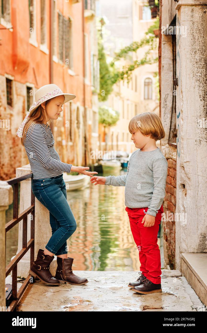 Zwei Kinder spielen auf der Brücke in Venedig. Ein Mädchen und ein Junge, die Venedig besuchen. Kleine Touristen in Europa Stockfoto