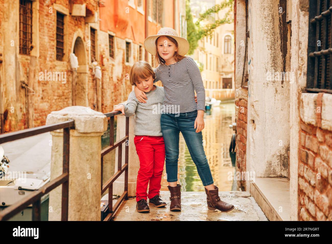 Zwei Kinder spielen auf der Brücke in Venedig. Ein Mädchen und ein Junge, die Venedig besuchen. Kleine Touristen in Europa Stockfoto