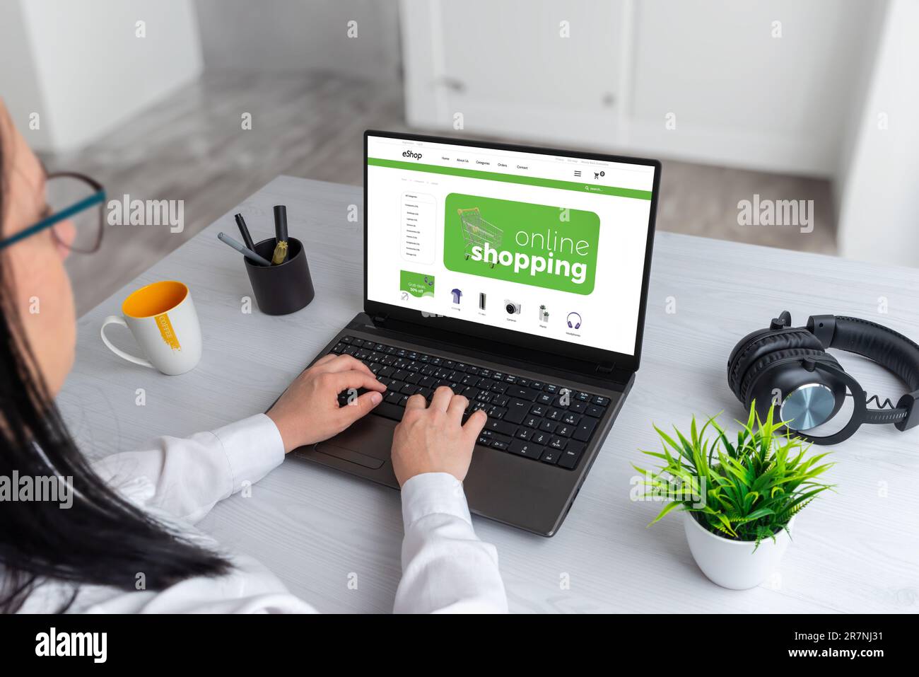 Online-Shopping-Notebook mit Business-Shop. Frau sucht mit einem Laptop auf einer E-Commerce-Website Stockfoto
