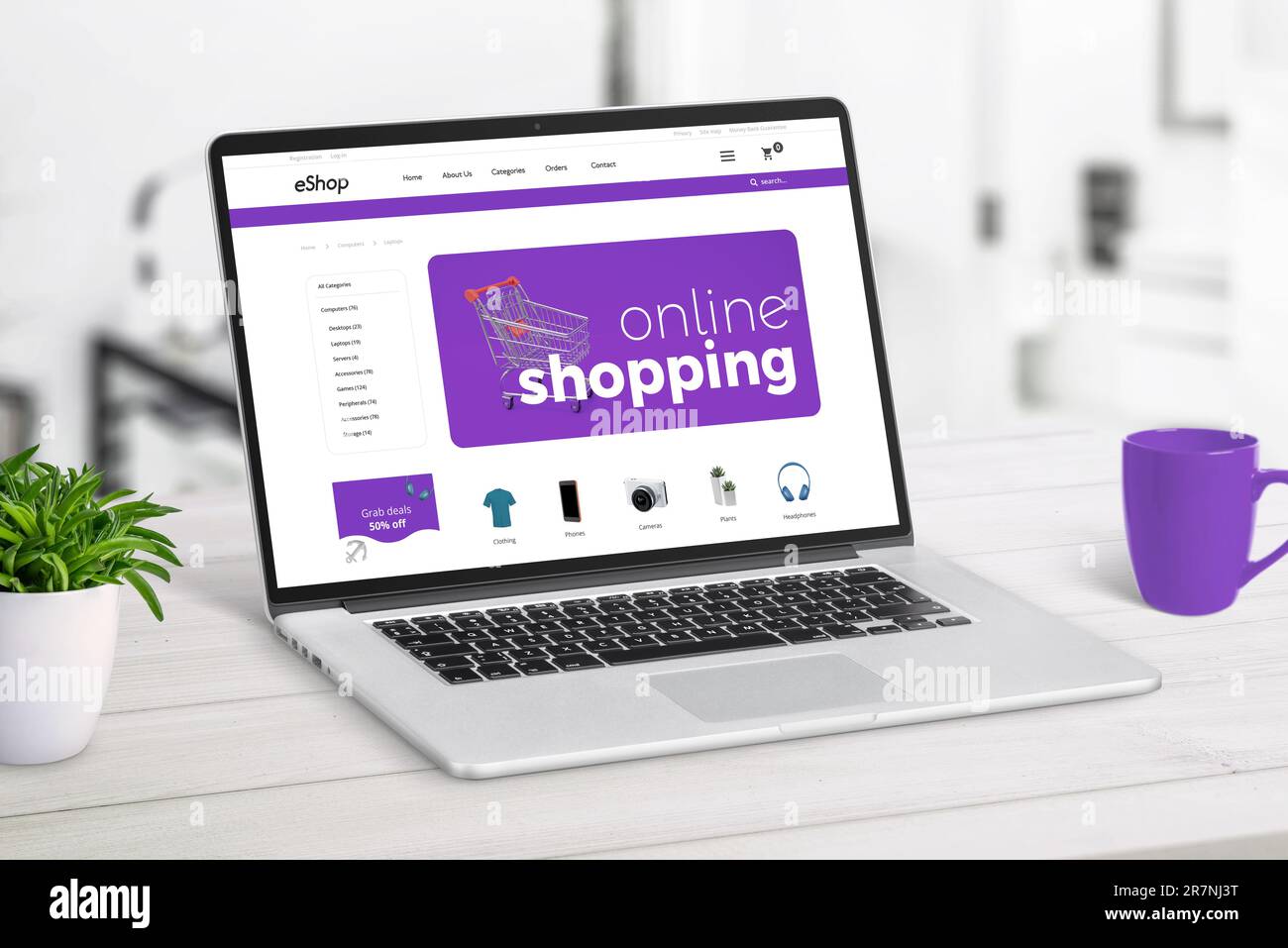 Online-Shop auf Laptop-Bildschirm Konzept. Moderne E-Commerce-Seite mit Produkten und Warenkorb Stockfoto