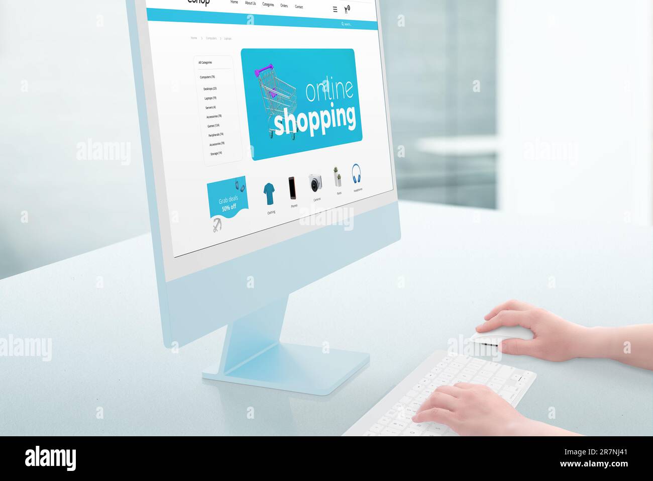 E-Commerce- und Online-Shopping-Komposition mit Computerdisplay und modernem Webseitendesign Stockfoto