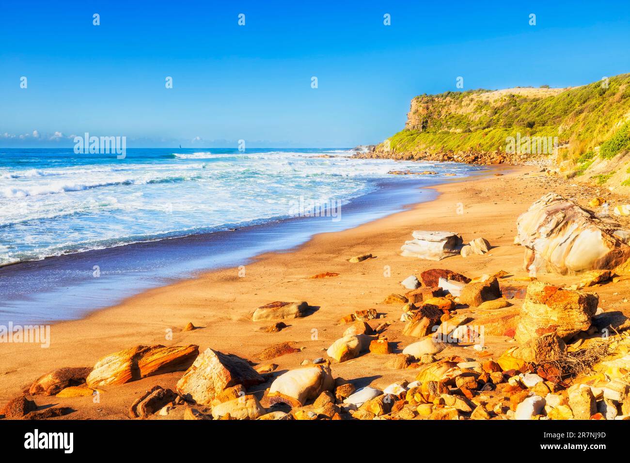 Quarry Beach in Caves Beach an der Pazifikküste Australiens - abgeschiedene abgelegene Meereslandschaft im Lebensstil. Stockfoto