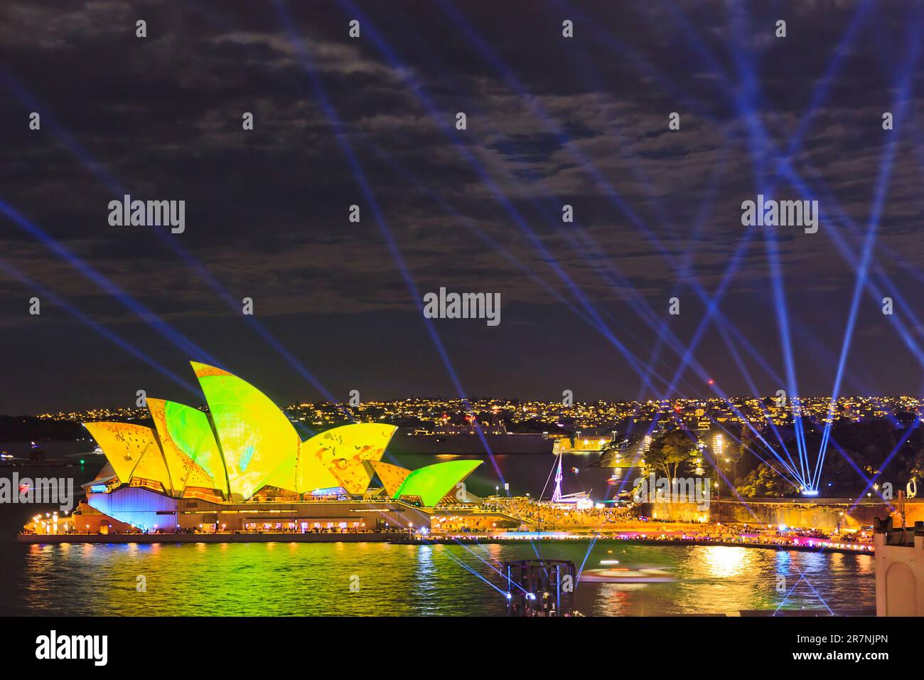 Sydney, Australien - 3. Juni 2023: Sydney Hafen und Opernhaus beleuchtet bei einer lebhaften Lichtershow in Sydney. Stockfoto