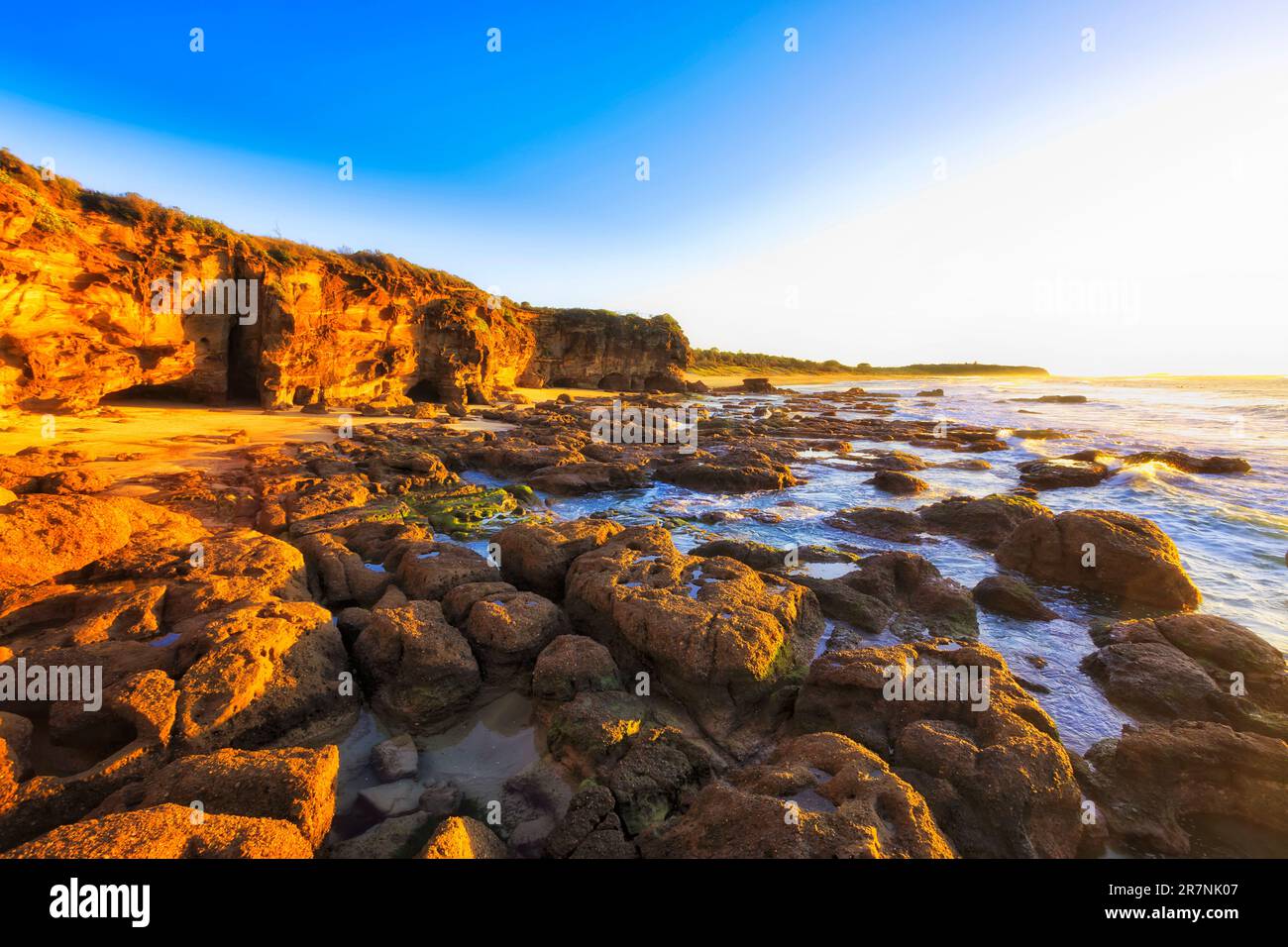 Meeresboden bei Ebbe am Caves Beach an Meereshöhlen an der Pazifikküste Australiens. Stockfoto
