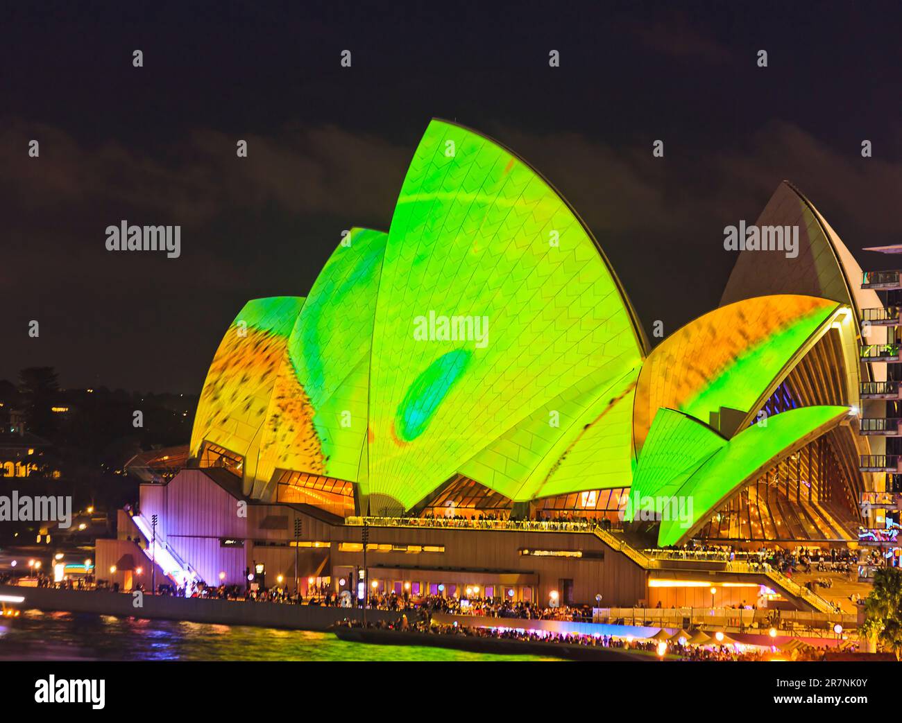 Sydney, Australien - 3. Juni 2023: Helle Segel auf den Dächern des Opernhauses von Sydney bei der leuchtenden Lichtershow in Sydney. Stockfoto