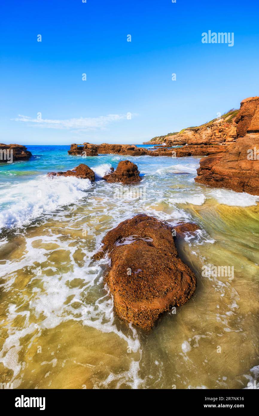 Sandsteinfelsen und Klippen am Caves Beach an der Pazifikküste Australiens - abgelegene malerische Meereslandschaft. Stockfoto