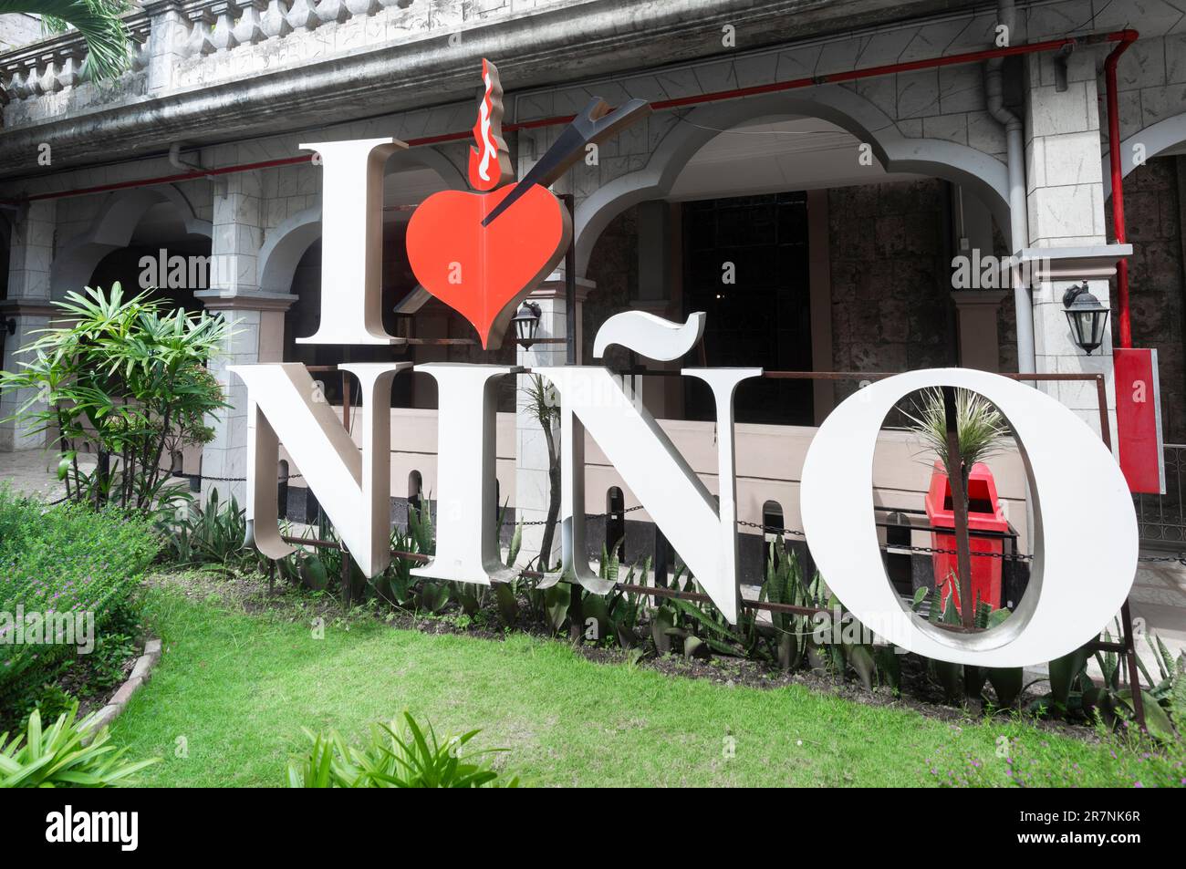 Cebu, Philippinen-Januar 17 2023: In einem offenen spanischen kolonialen Innenhof, auf dem Gelände dieser, der ältesten Kirche in Cebu, befindet sich der große, moderne Look Stockfoto
