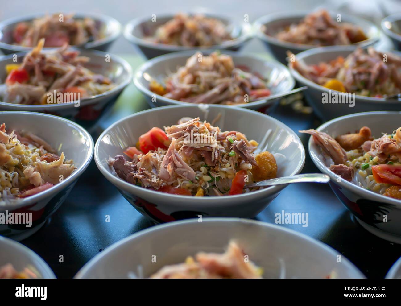 Soto Ayam, eine traditionelle indonesische Hühnersuppe zum Frühstück Stockfoto