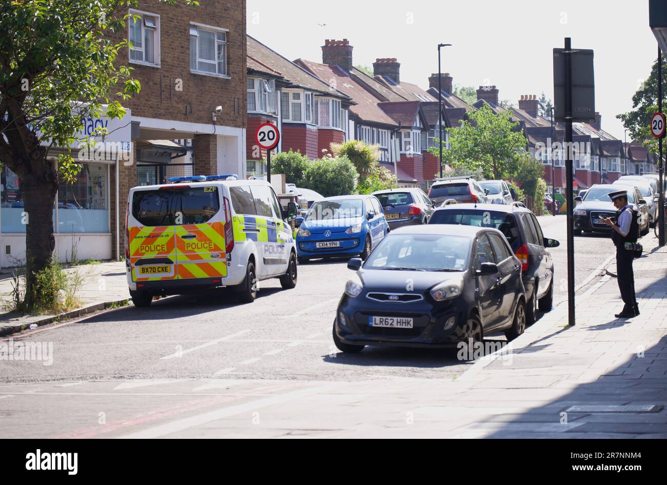 London, Vereinigtes Königreich - 06 14 2023: Ausstellung eines Strafzettels für Parkverstöße in London Stockfoto