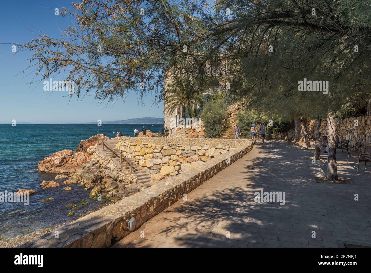 Gewundene Küstenstraße, die durch die Buchten und Strände zwischen Pilons und dem Leuchtturm am Cape Salou führt. Tarragona, Goldene Küste, Katalonien. Stockfoto