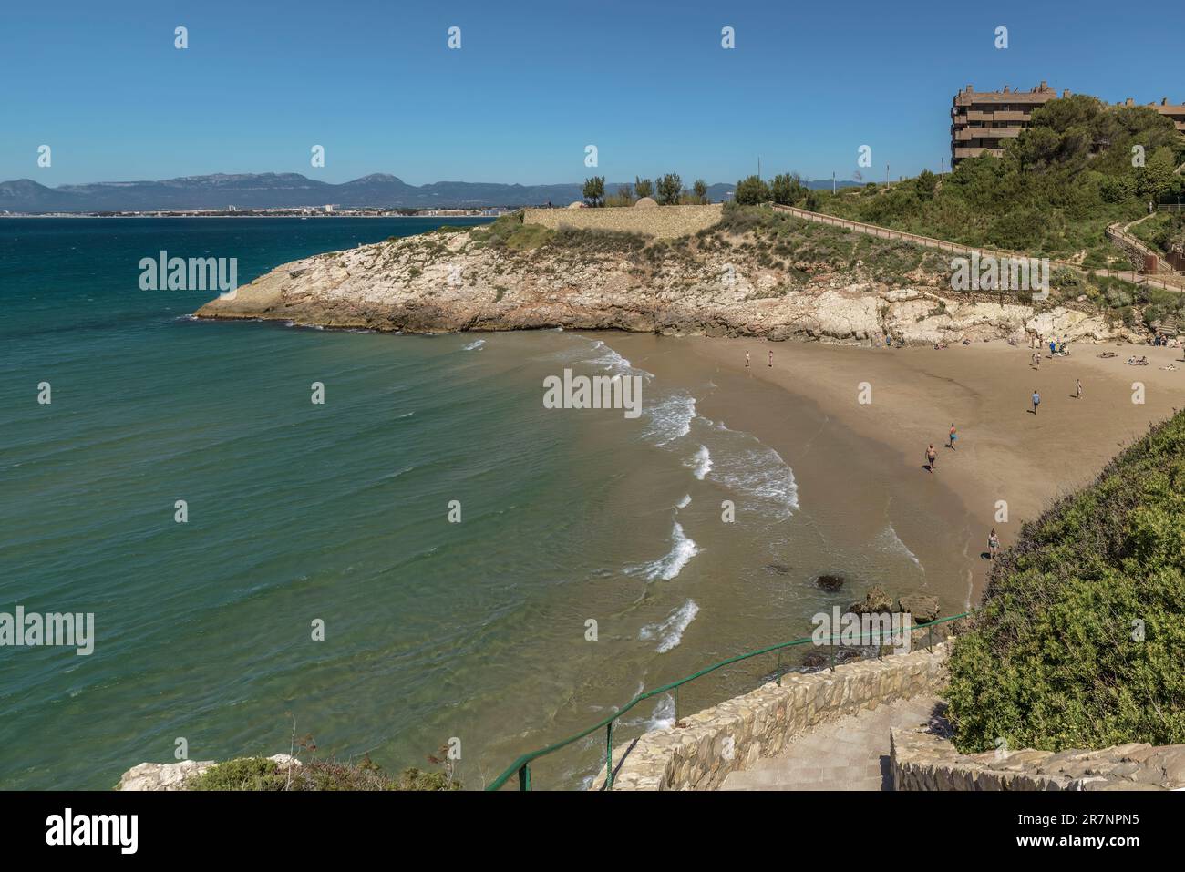 Gewundene Küstenstraße, die durch die Buchten und Strände zwischen Pilons und dem Leuchtturm am Cape Salou führt. Tarragona, Goldene Küste, Katalonien. Stockfoto