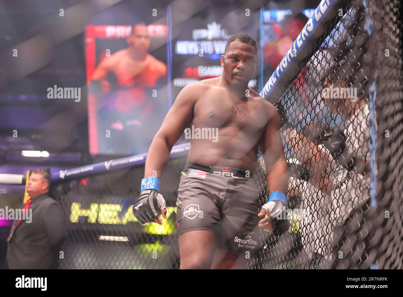 Atlanta, Georgia, USA. 16. Juni 2023. Atlanta, GA - 16. Juni: Denzel Freeman betritt den Käfig während der PFL Atlanta 5 am 16. Juni 2023 bei der Überstunden Elite Arena in Atlanta, Georgia. (Kreditbild: © Aaron Litz/PX Imagens via ZUMA Press Wire) NUR REDAKTIONELLE VERWENDUNG! Nicht für den kommerziellen GEBRAUCH! Stockfoto