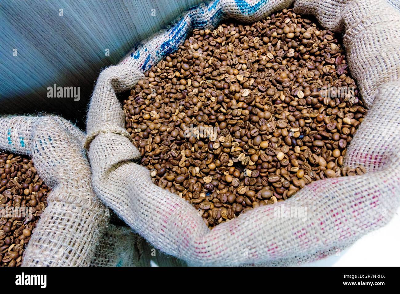 Kaffeebohnen in Säcken Stockfoto