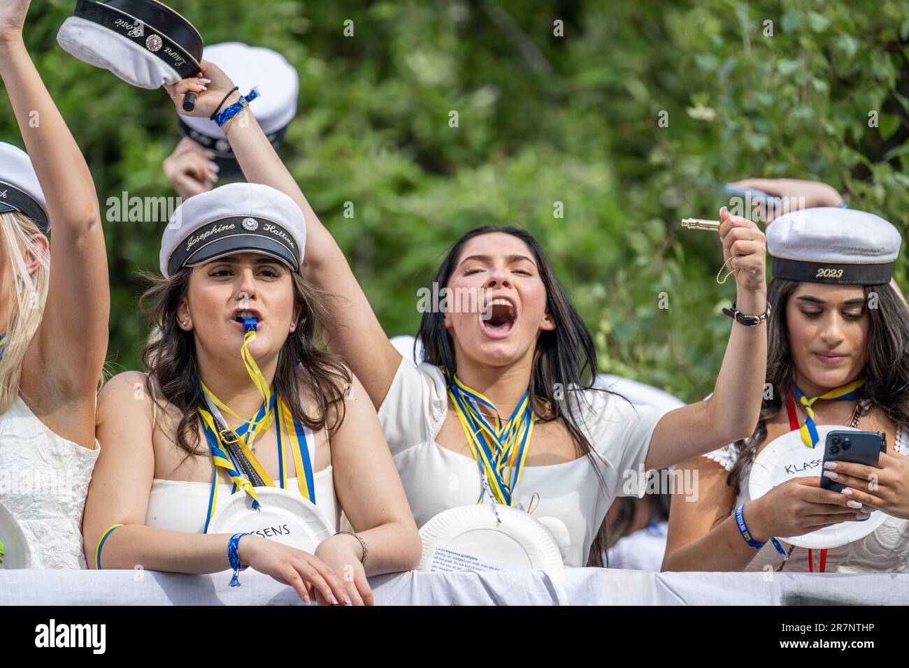 Schulungstag aus dem Gymnasium im Stadtzentrum von Norrköping. In vielen schwedischen Städten ist es Tradition, dass Studenten auf Lastwagenbetten feiern. Stockfoto