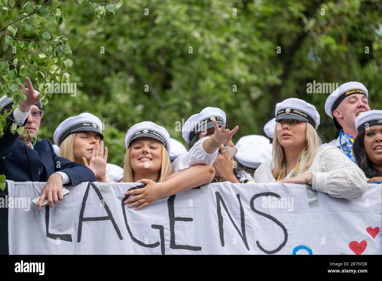 Schulungstag aus dem Gymnasium im Stadtzentrum von Norrköping. In vielen schwedischen Städten ist es Tradition, dass Studenten auf Lastwagenbetten feiern. Stockfoto