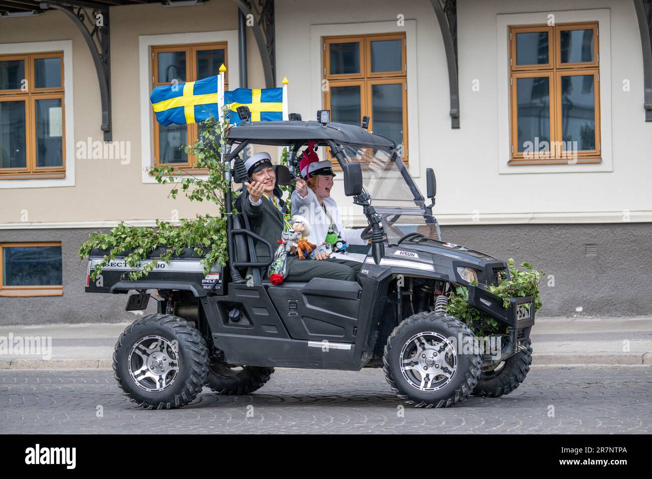Schulungstag aus dem Gymnasium im Stadtzentrum von Norrköping. In vielen schwedischen Städten ist es Tradition, dass Studenten auf Lastwagenbetten feiern. Stockfoto