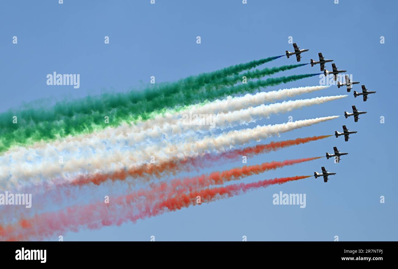 Flugstützpunkt Pratica Di Mare, Italien. 16. Juni 2023. Das italienische Kunstflugteam Frecce Tricolori tritt am 16. Juni 2023 auf dem Flugplatz Pratica di Mare, Italien, während einer Medienvorschau auf einer Flugshow zum hundertjährigen Bestehen der italienischen Luftwaffe auf. Kredit: Alberto Lingria/Xinhua/Alamy Live News Stockfoto