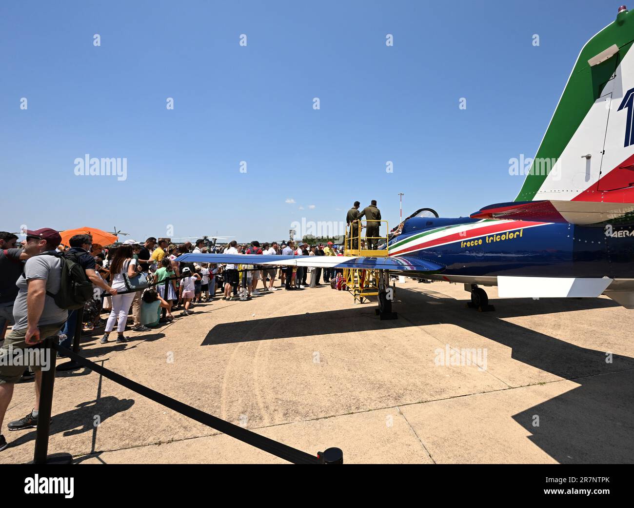 Flugstützpunkt Pratica Di Mare, Italien. 16. Juni 2023. Ein Flugzeug der italienischen Frecce Tricolori Aerobatikeinheit wird während einer Medienvorschau einer Flugshow gesehen, die am 16. Juni 2023 auf dem Flugplatz Pratica di Mare in Italien das hundertjährige Bestehen der italienischen Luftwaffe feiert. Kredit: Alberto Lingria/Xinhua/Alamy Live News Stockfoto