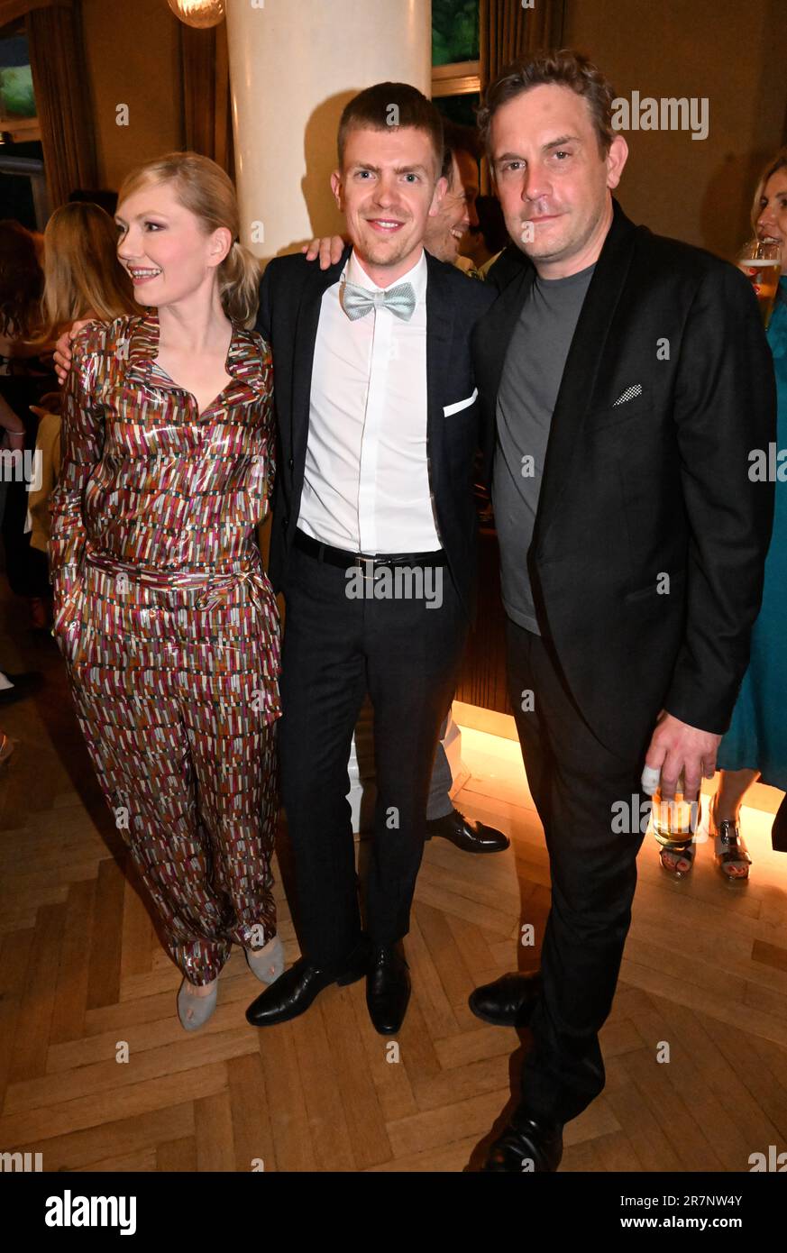 München, Deutschland. 16. Juni 2023. Die Schauspieler Johanna Christine Gehlen (l-r), Ferdinand Hofer und Sebastian Bezzel feiern nach der Verleihung des Bayerischen Filmpreises im Prinzregententheater. Der Preis (Pierrot) wird seit 1979 für „herausragende Leistungen in der deutschen Filmemacherei“ verliehen. Kredit: Felix Hörhager/dpa/Alamy Live News Stockfoto
