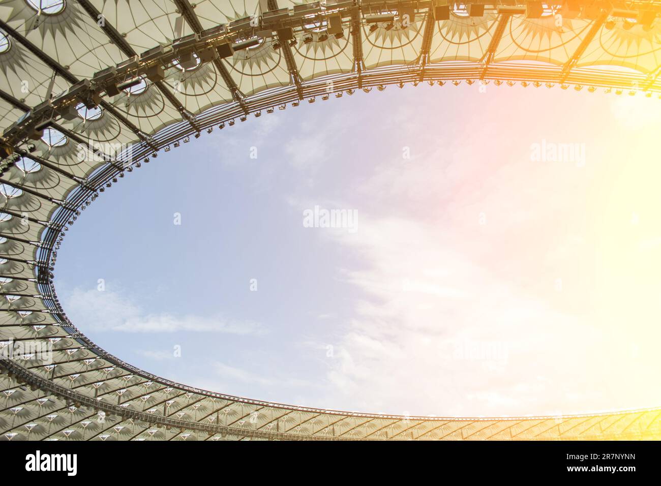 Innenansicht des Fußballstadions. Fußballfeld, leere Stände, eine Menge Fans, ein Dach am Himmel Stockfoto