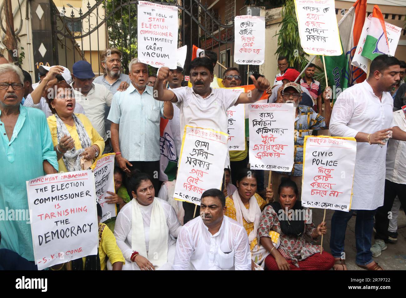 Kalkutta, Westbengalen, Indien. 15. Juni 2023. Arbeiter der Kongresspartei protestieren gegen Gewalt gegen Kongresskandidaten und wurden am letzten Tag der Nominierung durch den Trinamool-Kongress (TMC) energisch daran gehindert, eine Nominierung einzureichen. Sie haben die bengalischen Panchayet-Wahlen vor dem Büro der Westbengalischen Staatlichen Wahlkommission ausgefüllt. (Kreditbild: © Dipa Chakraborty/Pacific Press via ZUMA Press Wire) NUR REDAKTIONELLE VERWENDUNG! Nicht für den kommerziellen GEBRAUCH! Stockfoto