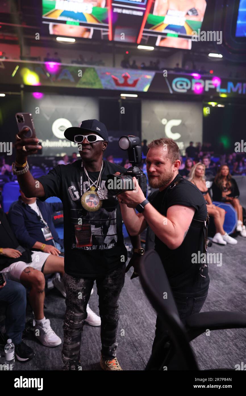 Atlanta, Georgia, USA. 16. Juni 2023. Atlanta, GA - 16. Juni: Flava Flav posiert auf der PFL Atlanta 5 am 16. Juni 2023 in der Overtime Elite Arena in Atlanta, Georgia. (Kreditbild: © Aaron Litz/PX Imagens via ZUMA Press Wire) NUR REDAKTIONELLE VERWENDUNG! Nicht für den kommerziellen GEBRAUCH! Stockfoto