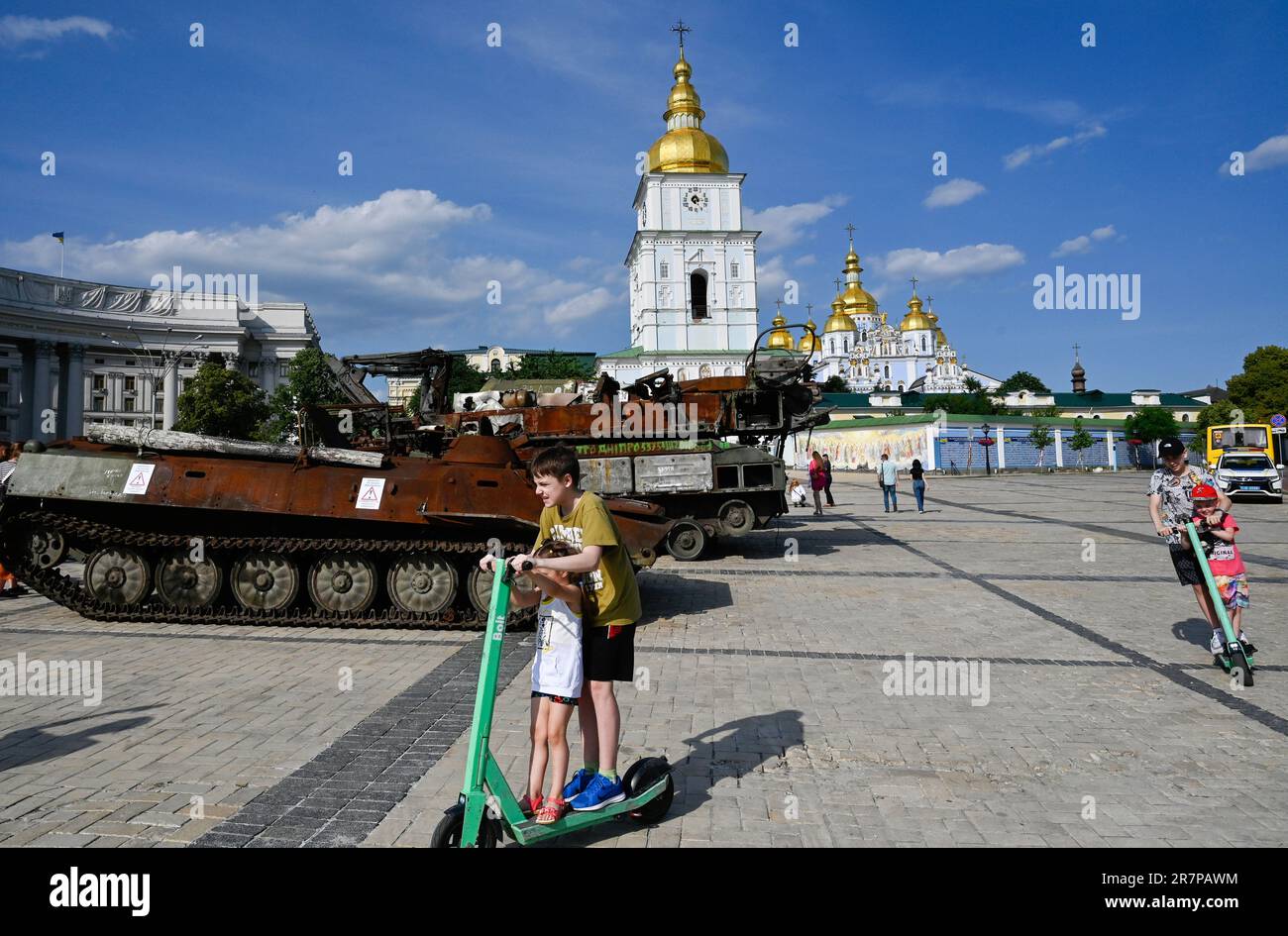Kiew, Ukraine. 16. Juni 2023. Teenager fahren elektrische Roller in der Nähe zerstörter und gefangener russischer Militärausrüstung, die in einer Freiluftausstellung in der Nähe von St. gezeigt wird Michaels Kathedrale im Zentrum von Kiew. Kredit: SOPA Images Limited/Alamy Live News Stockfoto