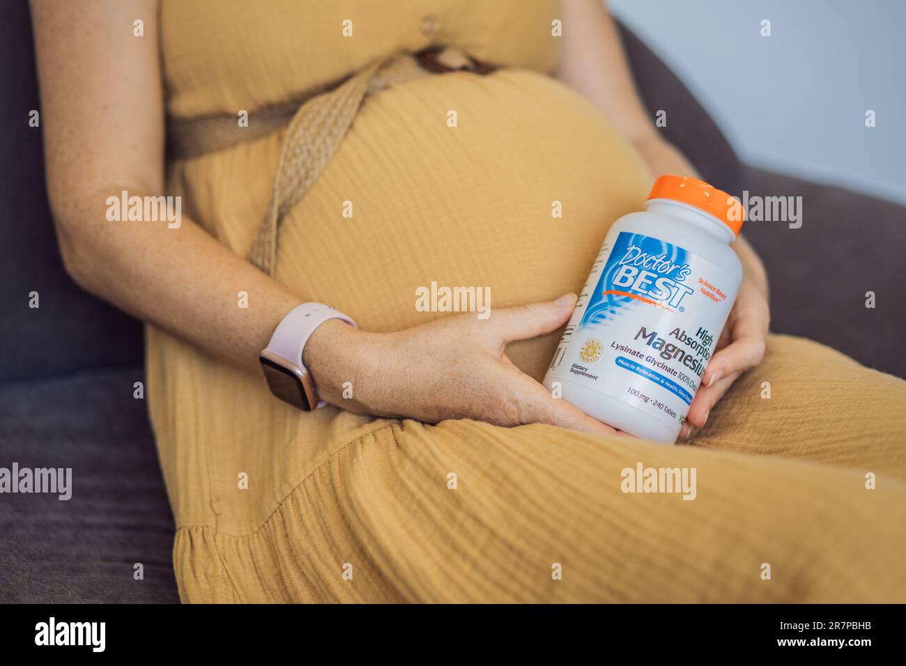 12.16.22, USA, Miami: Eine schwangere Frau erhielt ein iherb-Paket. Das beste hochabsorbierende Magnesium des Arztes. Vitamine und Mineralien für eine gesunde Stockfoto