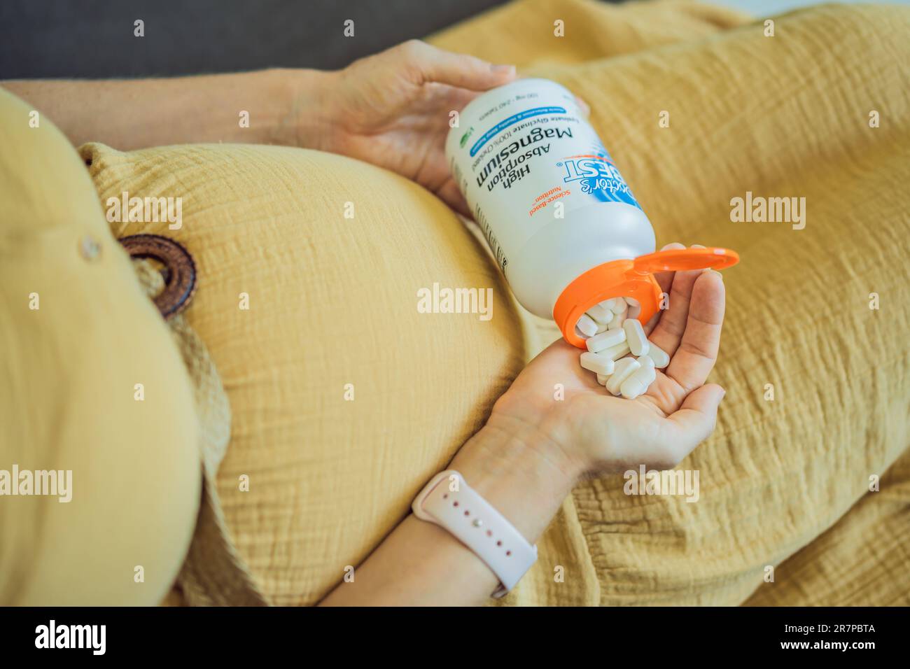 12.16.22, USA, Miami: Eine schwangere Frau erhielt ein iherb-Paket oder kaufte es bei Whole Foods. Das beste hochabsorbierende Magnesium des Arztes. Vitamine und Stockfoto