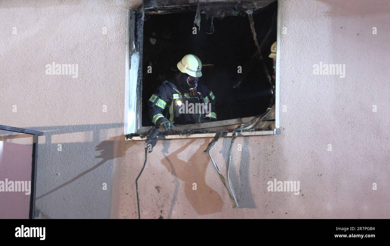 Bergheim, Deutschland. 16. Juni 2023. Feuerwehrleute arbeiten mit Atemgeräten in der ausgebrannten Wohnung. Eine Bewohnerin wurde nach einem Brand in ihrer Wohnung in einem Wohnhaus in Bergheim-Oberaußem (Rhein-Erft-Bezirk) schwer verletzt. Kredit: Vincent Kempf/dpa/Alamy Live News Stockfoto