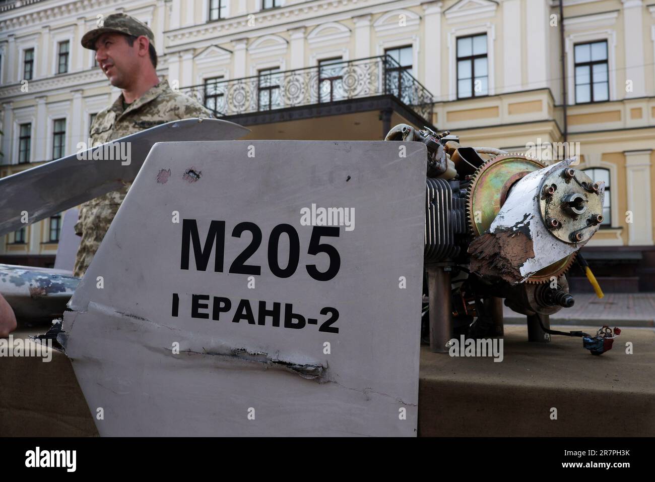 Kiew, Ukraine. 16. Juni 2023. Bruchstücke der iranischen Drohne Shahed-136 (Russland heißt Geran 2), die als Kriegssymbol im Zentrum Kiews installiert wurde. In der ukrainischen Hauptstadt fand eine Ausstellung mit ausgebrannten russischen Panzern und anderen gepanzerten Fahrzeugen statt, um das Bewusstsein für den Krieg in anderen Teilen des Landes zu schärfen. Kredit: SOPA Images Limited/Alamy Live News Stockfoto